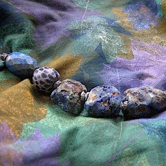 Mooie combinatie van ruwe azuriet en mooi geslepen lapis lazuli.