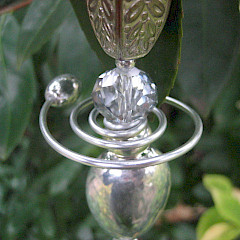 Detail, mooie zilveren bol kersthanger