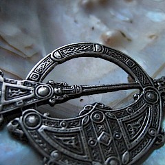 Detail, decoratieve schelphanger met Ierse fibula