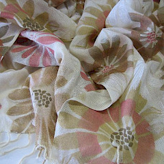 Sjaal, 100% viscose, dessin: Bloemenzee.