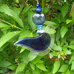 Blauw vogeltje in het groen