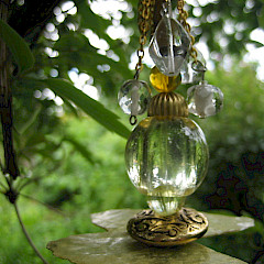 Fijne vlinderhanger in goud en glas