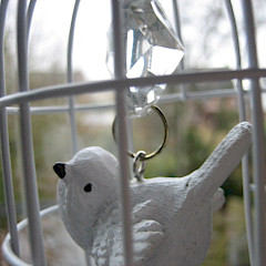 Detail, decoratieve vogel-veertjes hanger in t wit